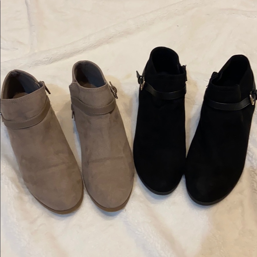 Lot of 2 boots, good condition.